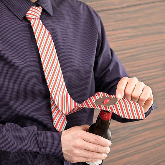 Nyakkendő sörnyitóval